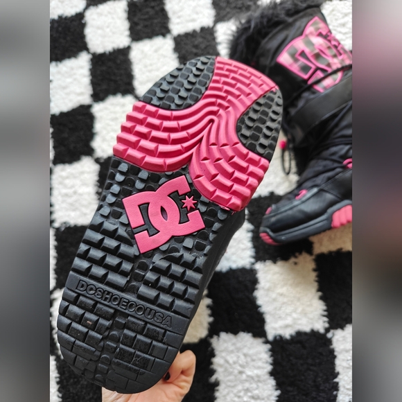 DC SHOES BLACK ND PINK BOOTS! - Picture 4 of 8